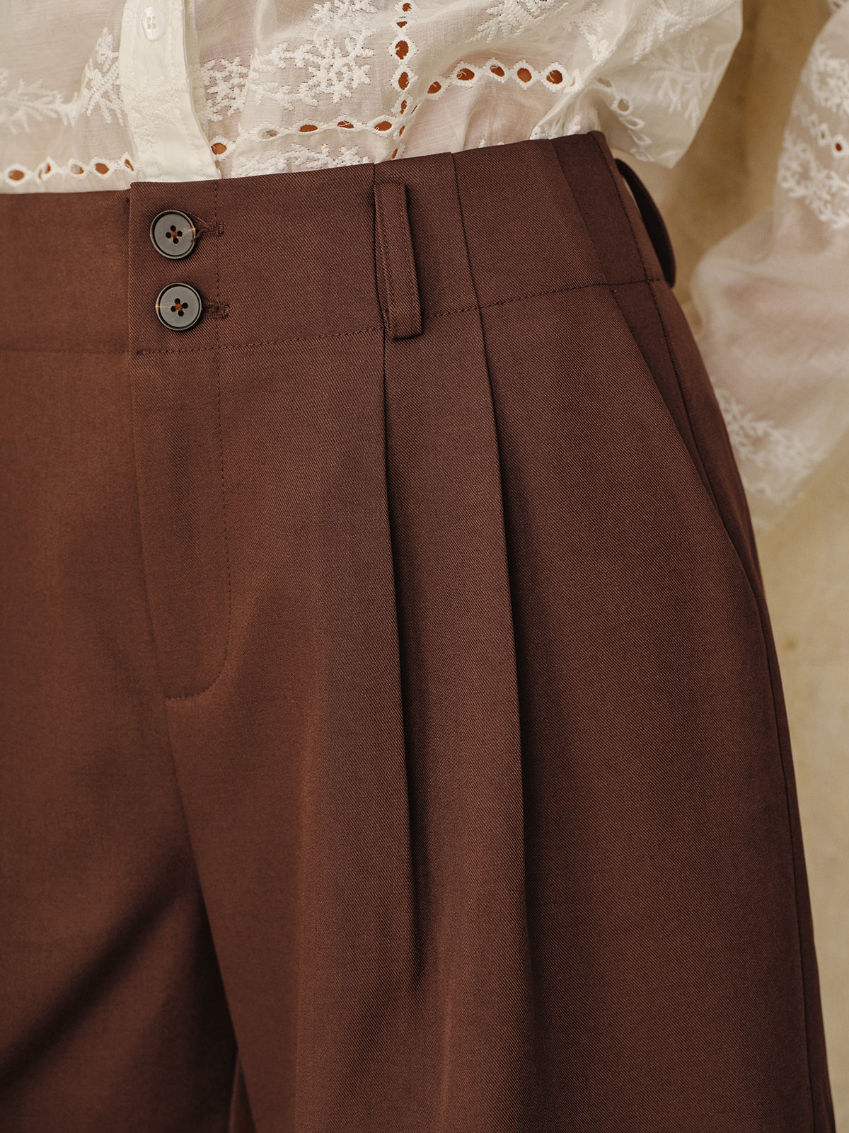 Short plissé taille haute à double bouton