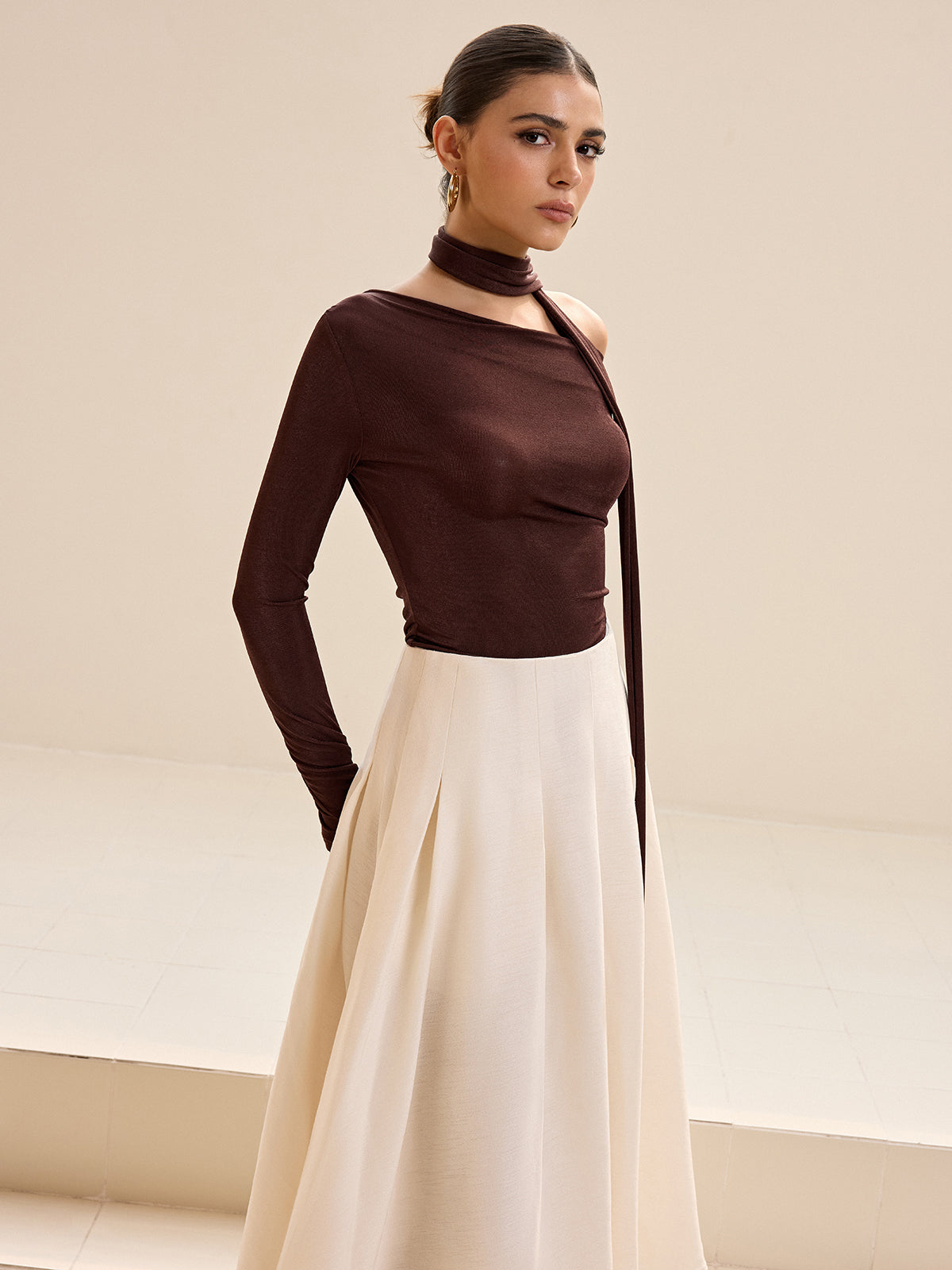 T-shirt à manches longues avec détail asymétrique de cravate 