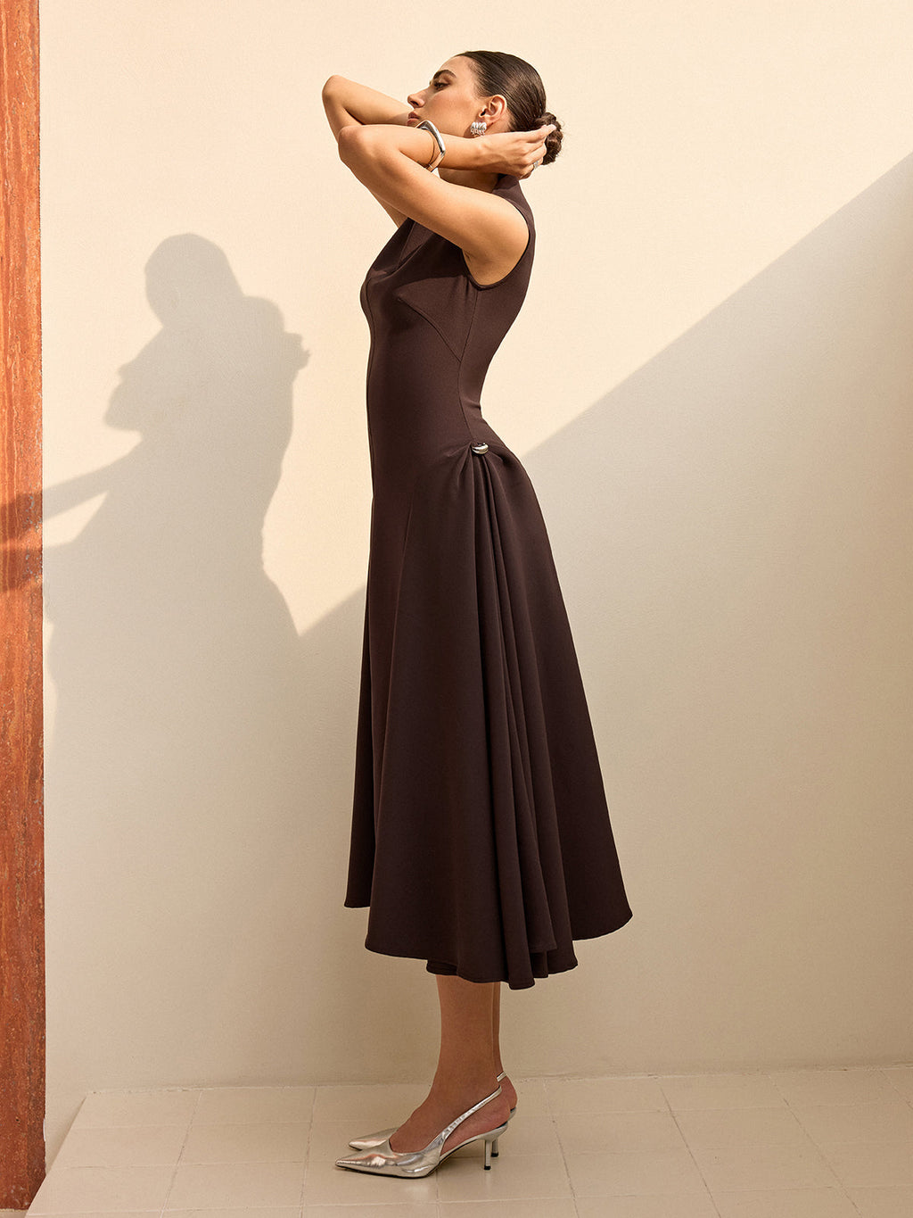 Robe longue asymétrique à manches courtes et col montant