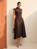 Robe longue asymétrique à manches courtes et col montant