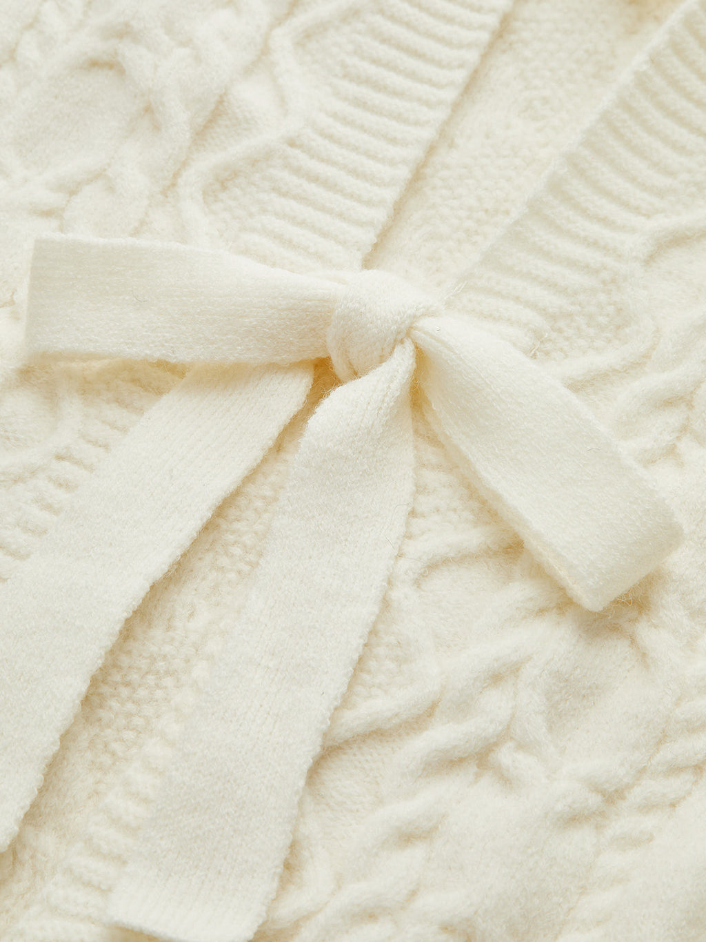 Strickjacke mit Zopfmuster und Schleife