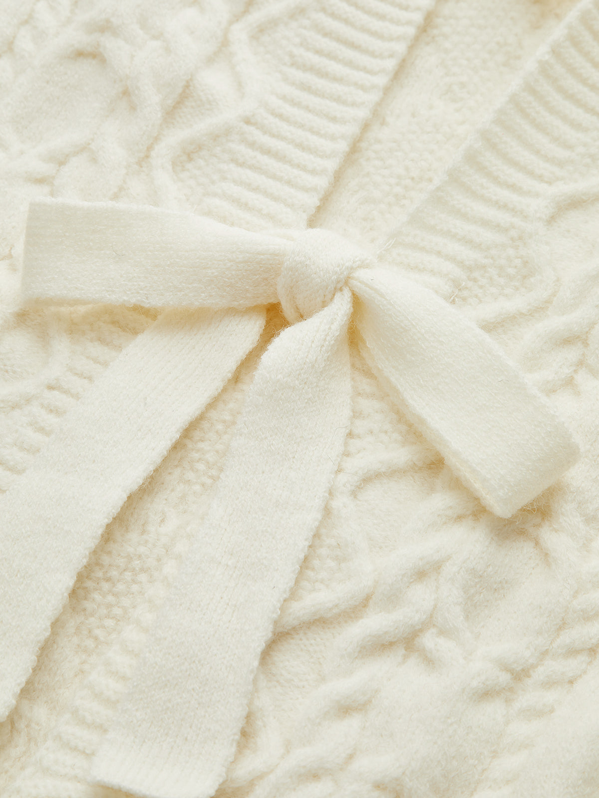 Strickjacke mit Zopfmuster und Schleife