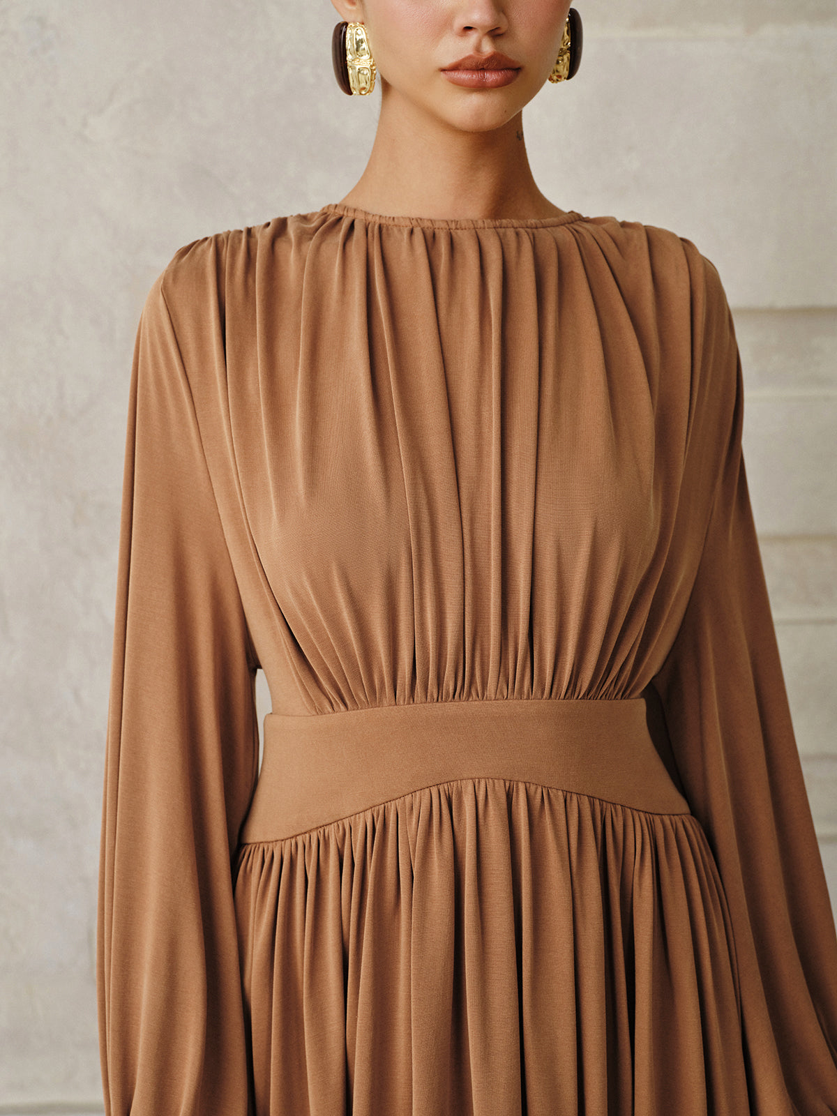 Robe mi-longue asymétrique plissée à manches longues