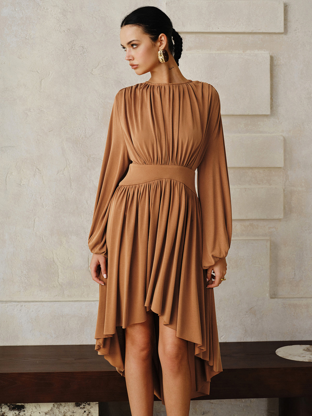 Robe mi-longue asymétrique plissée à manches longues