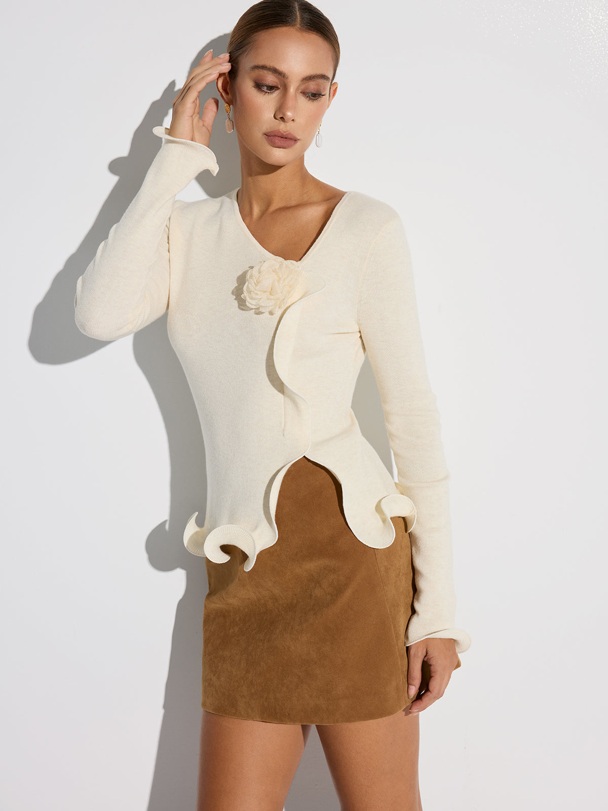 Haut en maille à ourlet volanté et motif floral 3D 