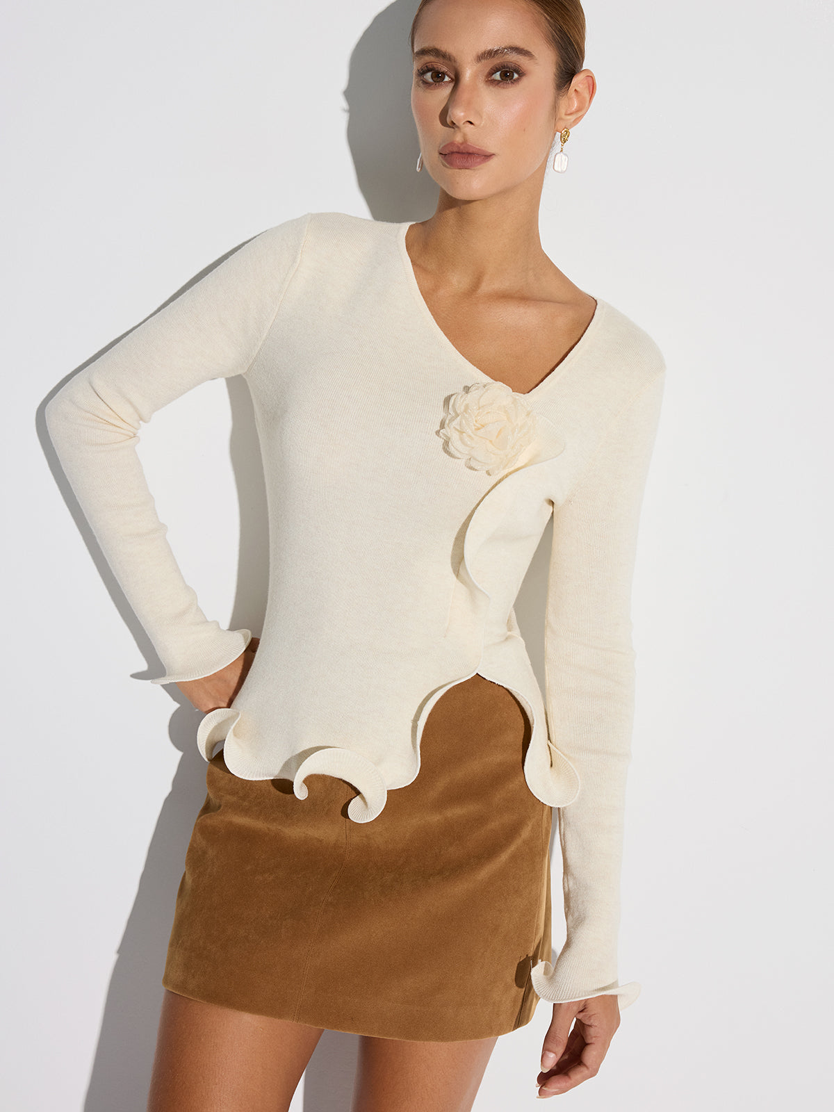 Haut en maille à ourlet volanté et motif floral 3D 