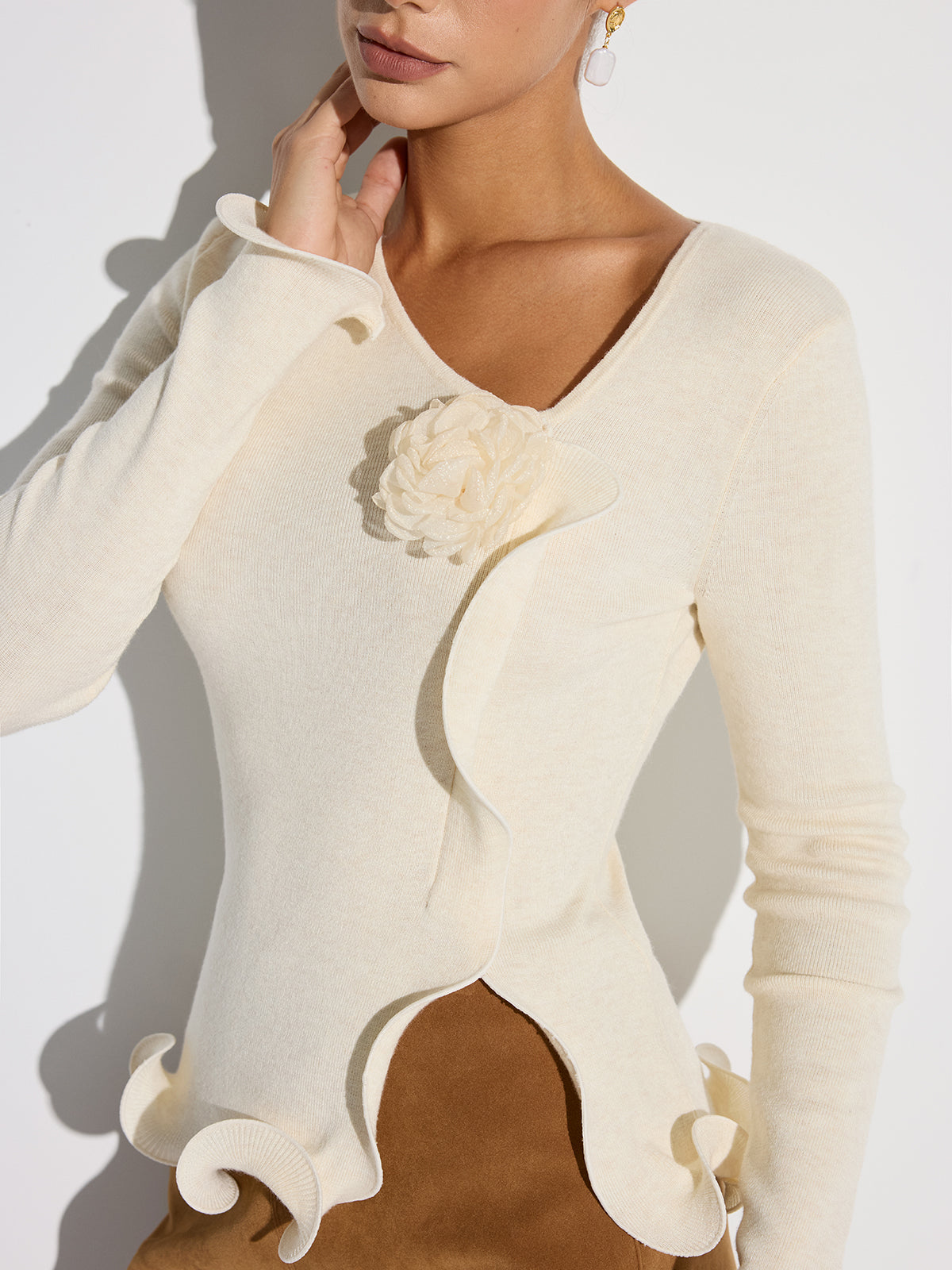 Haut en maille à ourlet volanté et motif floral 3D 