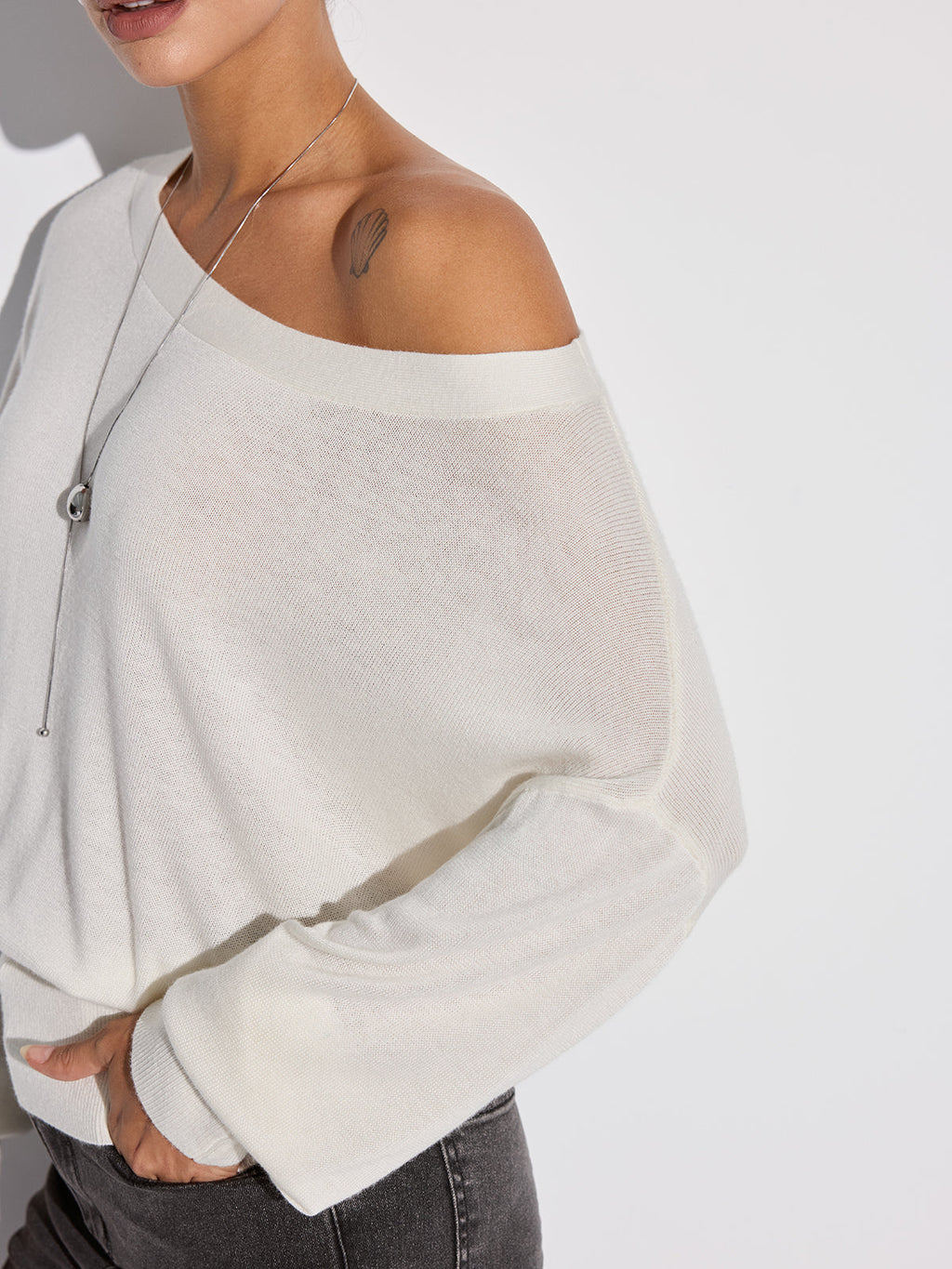Haut en tricot oversize à épaules dénudées