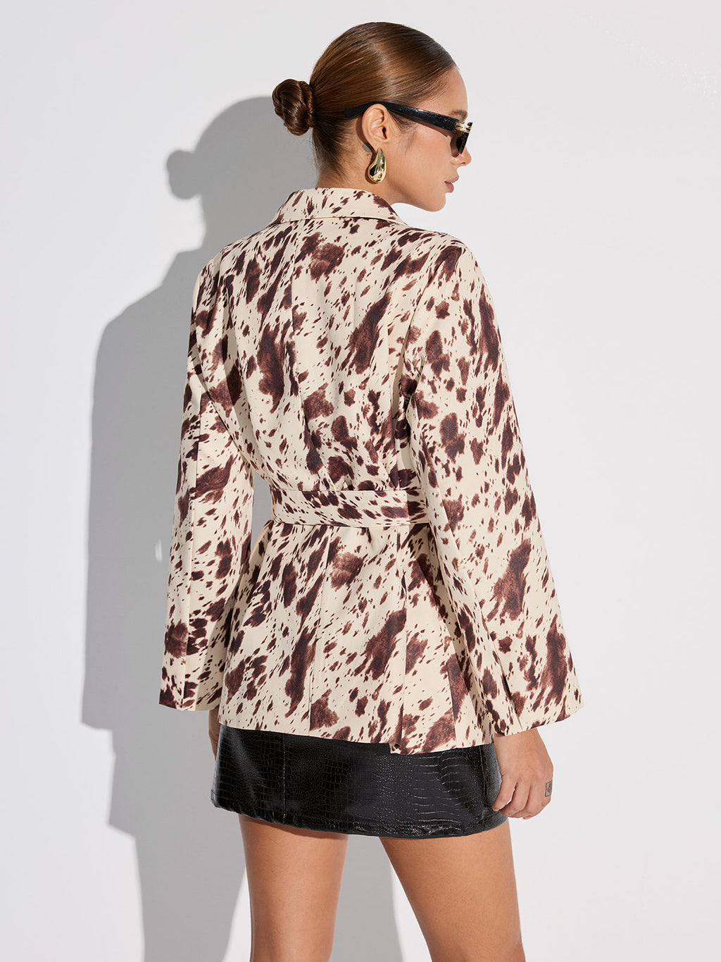 Blazer mit Kuhmuster und Gürtel