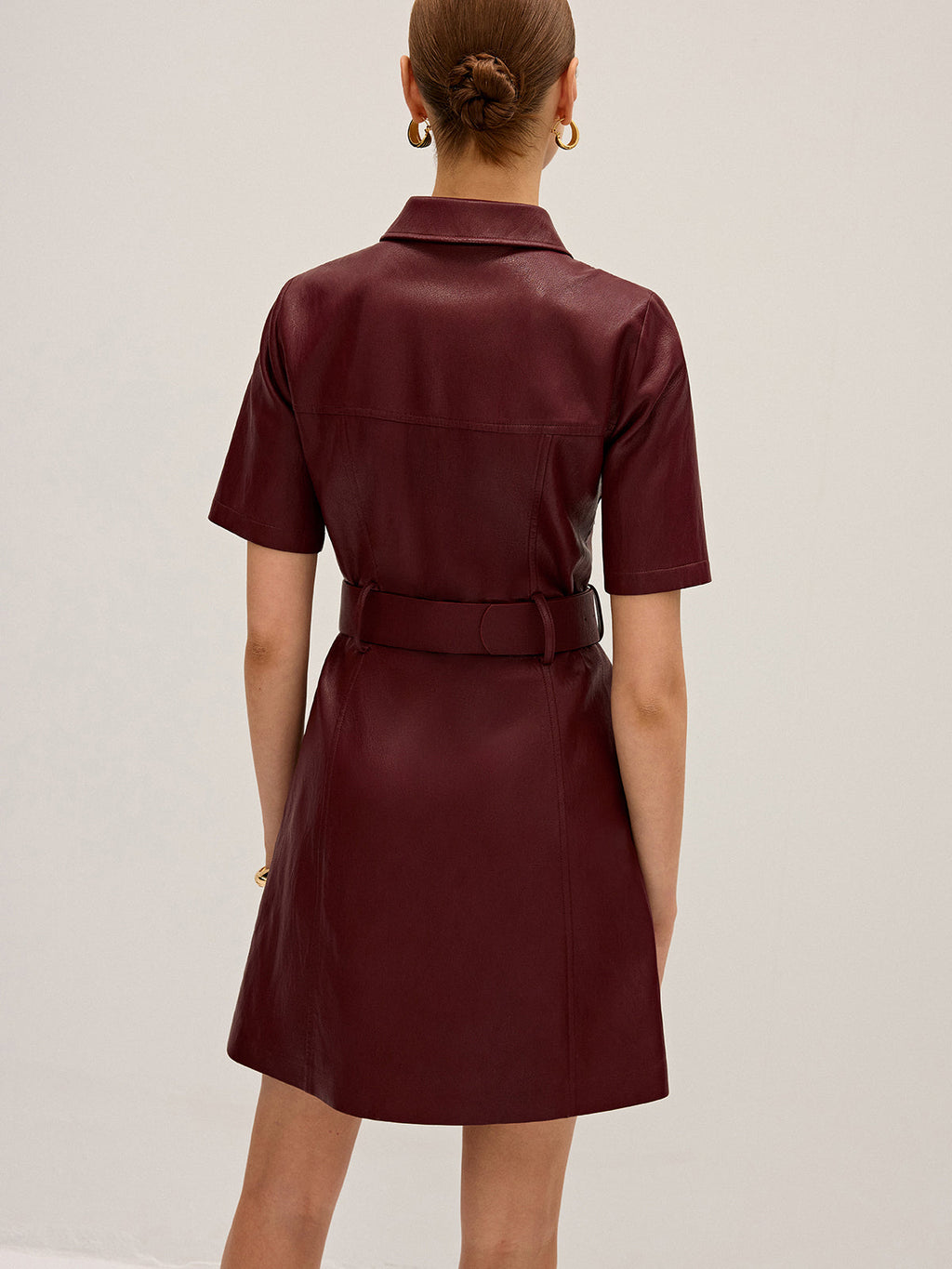 Minikleid aus PU-Leder mit Hemdkragen und Gürtel