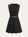 Mini-robe plissée sans manches à col fendu et ceinture