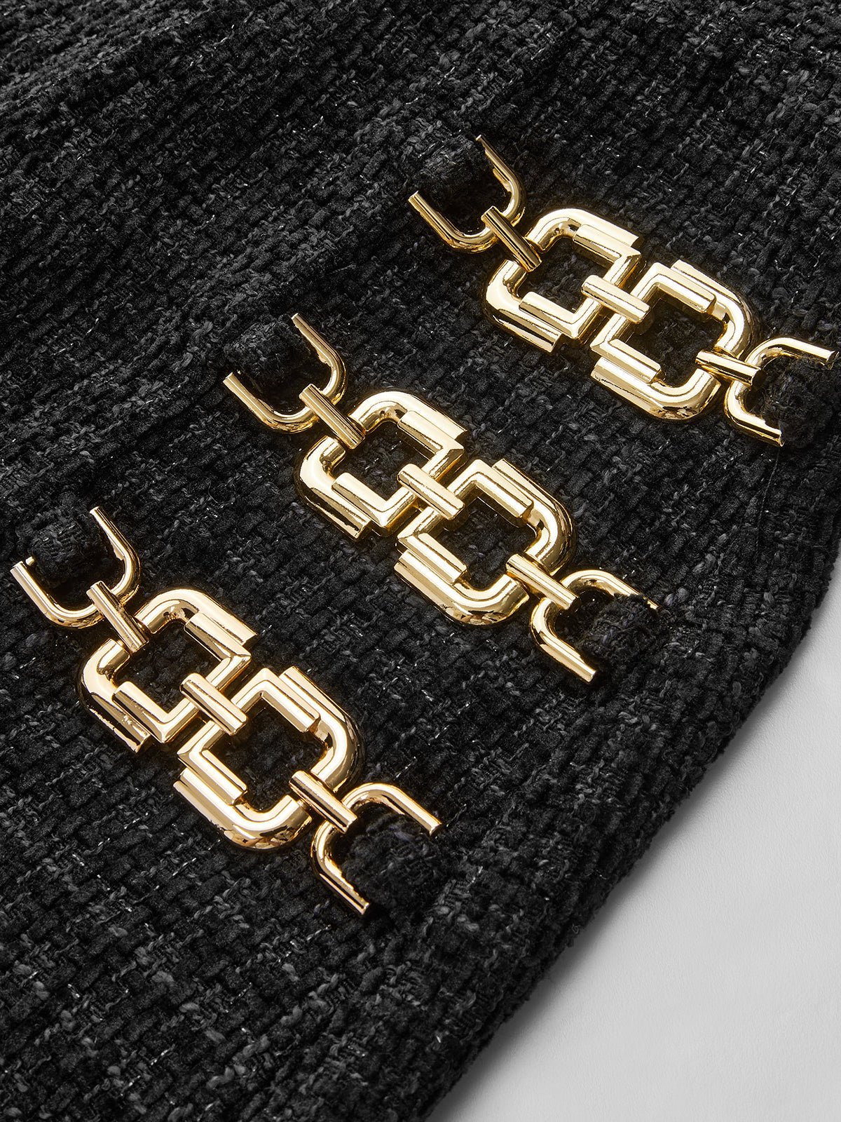 Robe mini sans manches en tweed à détail chaîne 