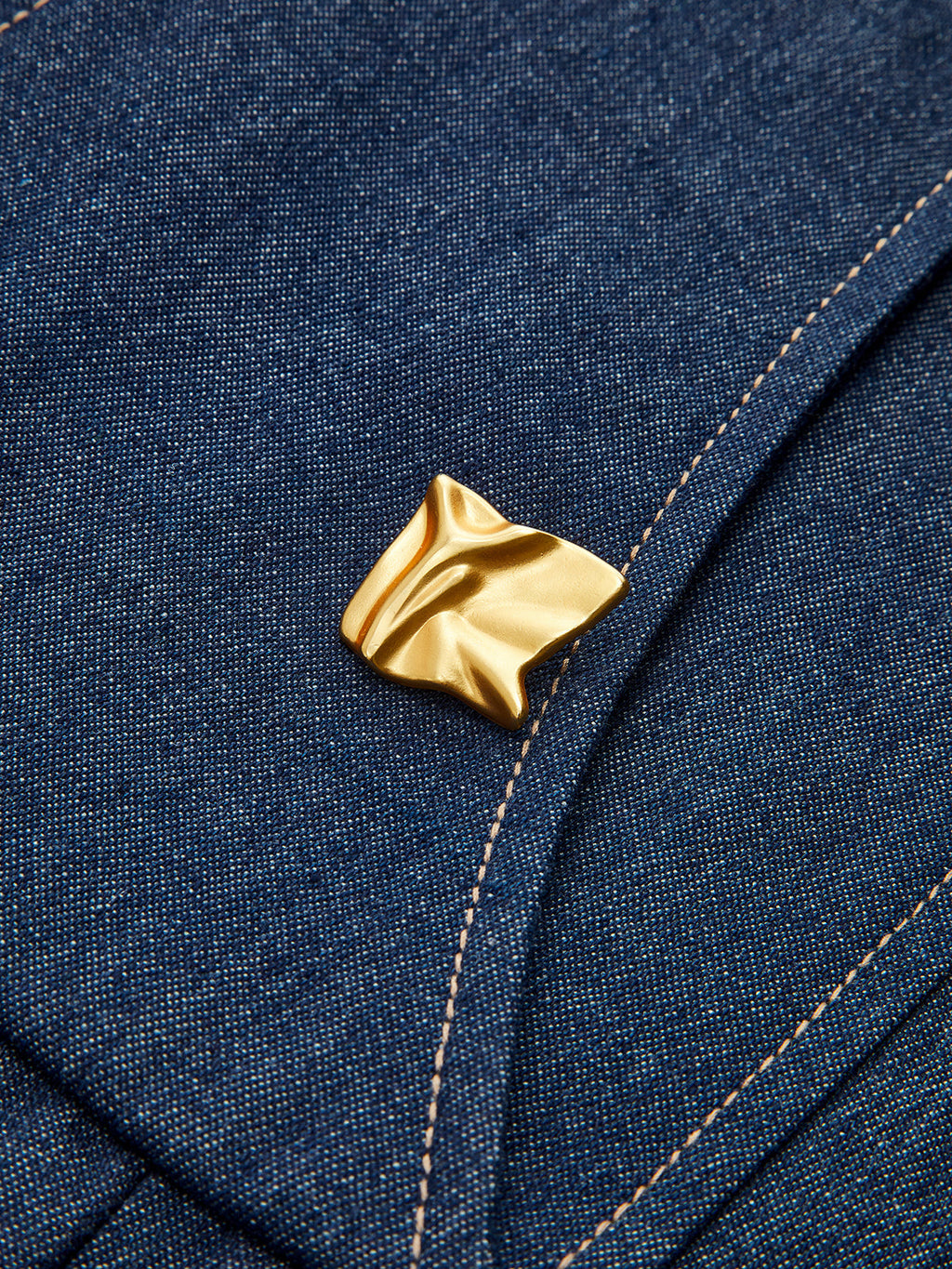 Robe sans manches plissée en jean avec détails métalliques