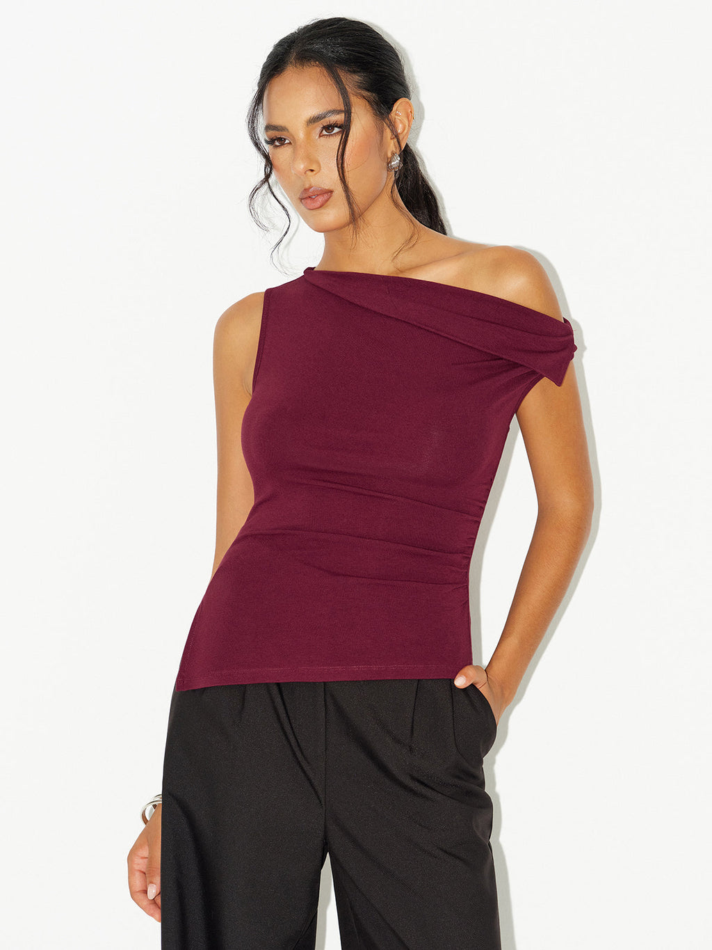 Asymmetrisches Off-Shoulder T-Shirt mit Raffung
