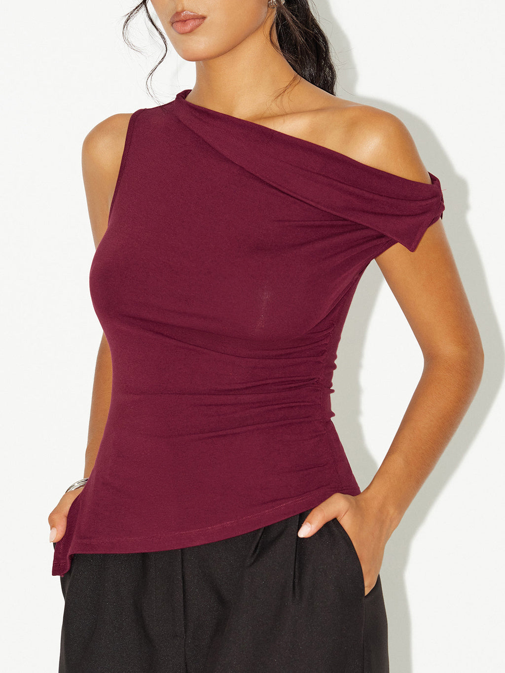 Asymmetrisches Off-Shoulder T-Shirt mit Raffung