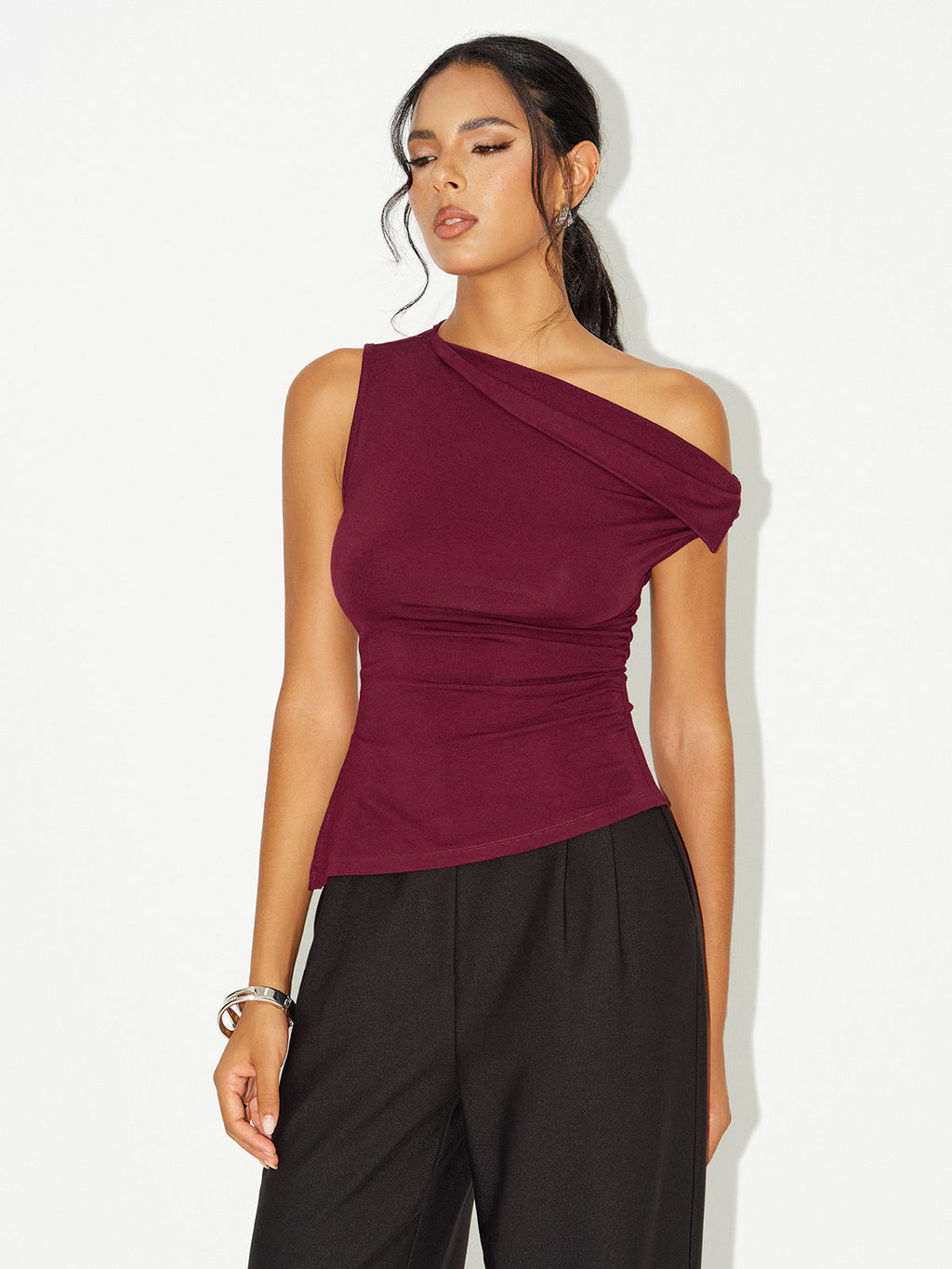 Asymmetrisches Off-Shoulder T-Shirt mit Raffung