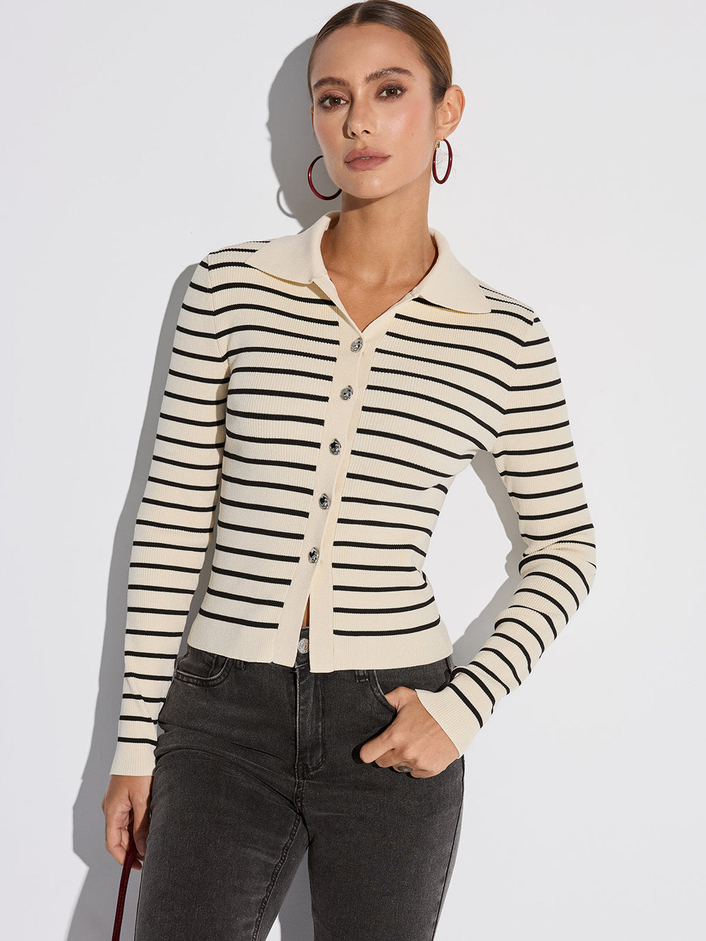Strickjacke mit Metallknöpfen und Kragen, gestreift