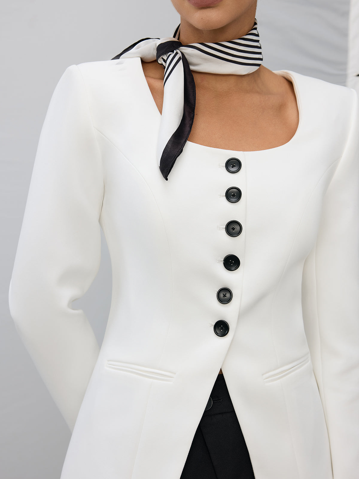 Blazer boutonné à col carré
