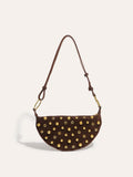 Schultertasche aus Wildlederimitat mit Nieten und Halbmondform