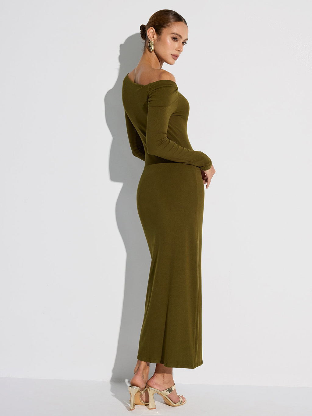 Robe longue à manches longues et épaules dénudées