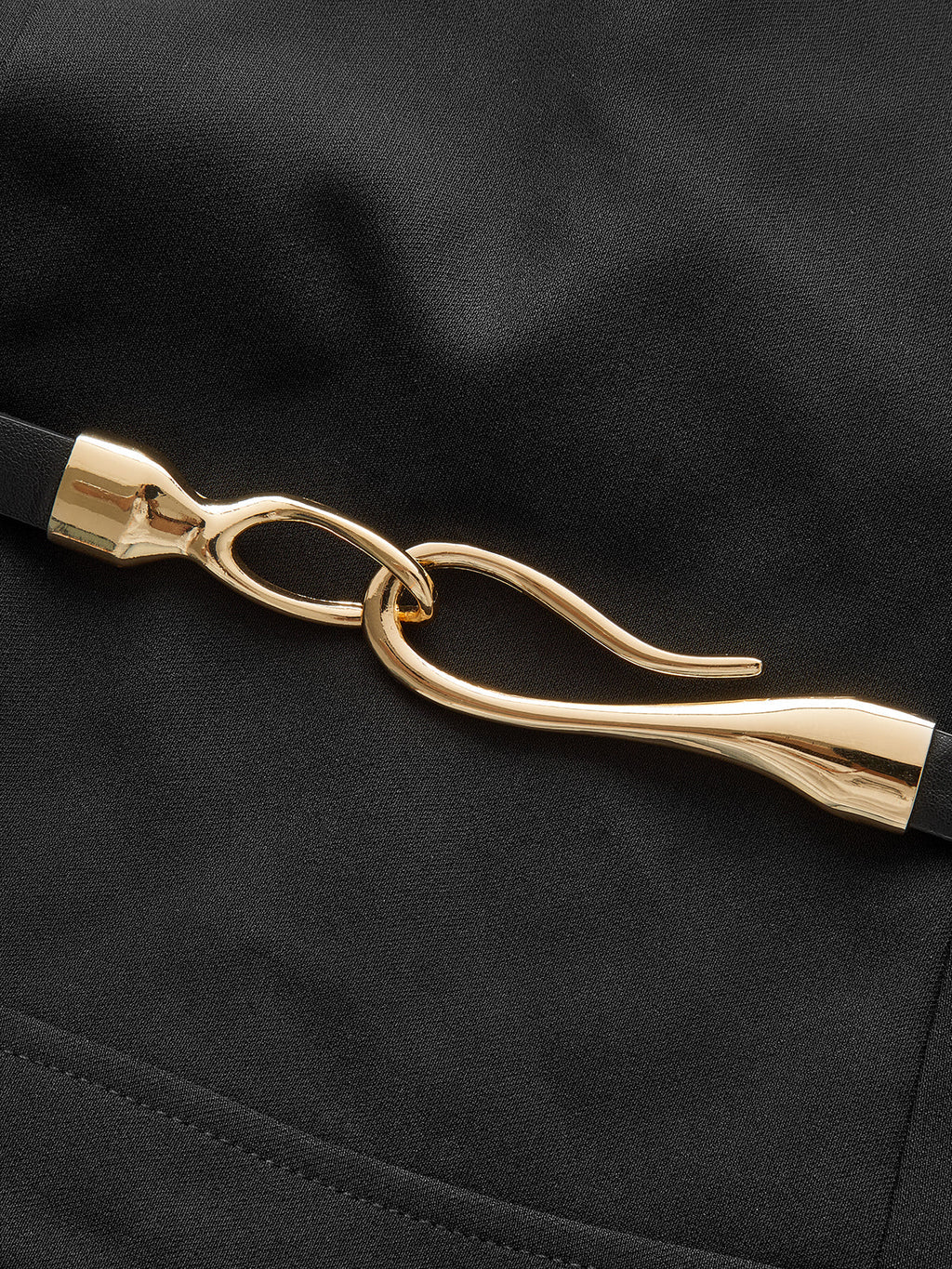 Mini-robe plissée sans manches à col fendu et ceinture