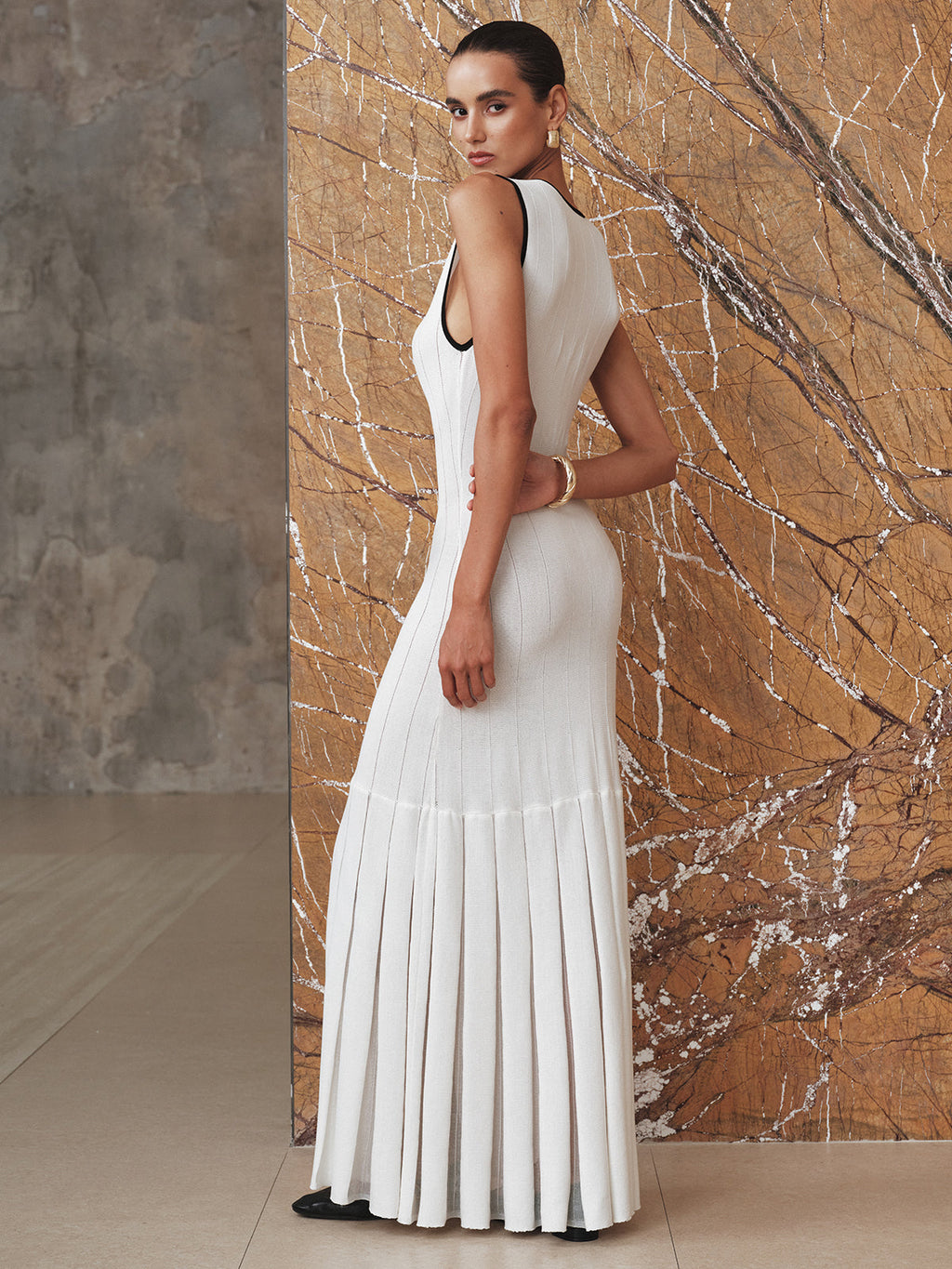 Robe longue en maille avec empiècements transparents et liserés contrastants