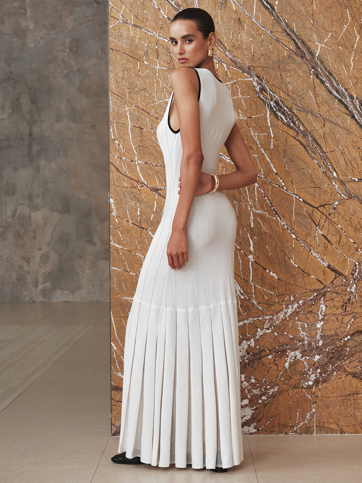 Robe longue en maille avec empiècements transparents et liserés contrastants