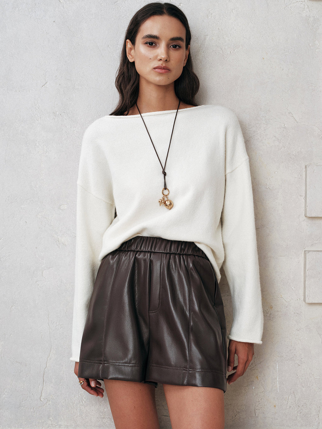 Short en similicuir à taille élastiquée