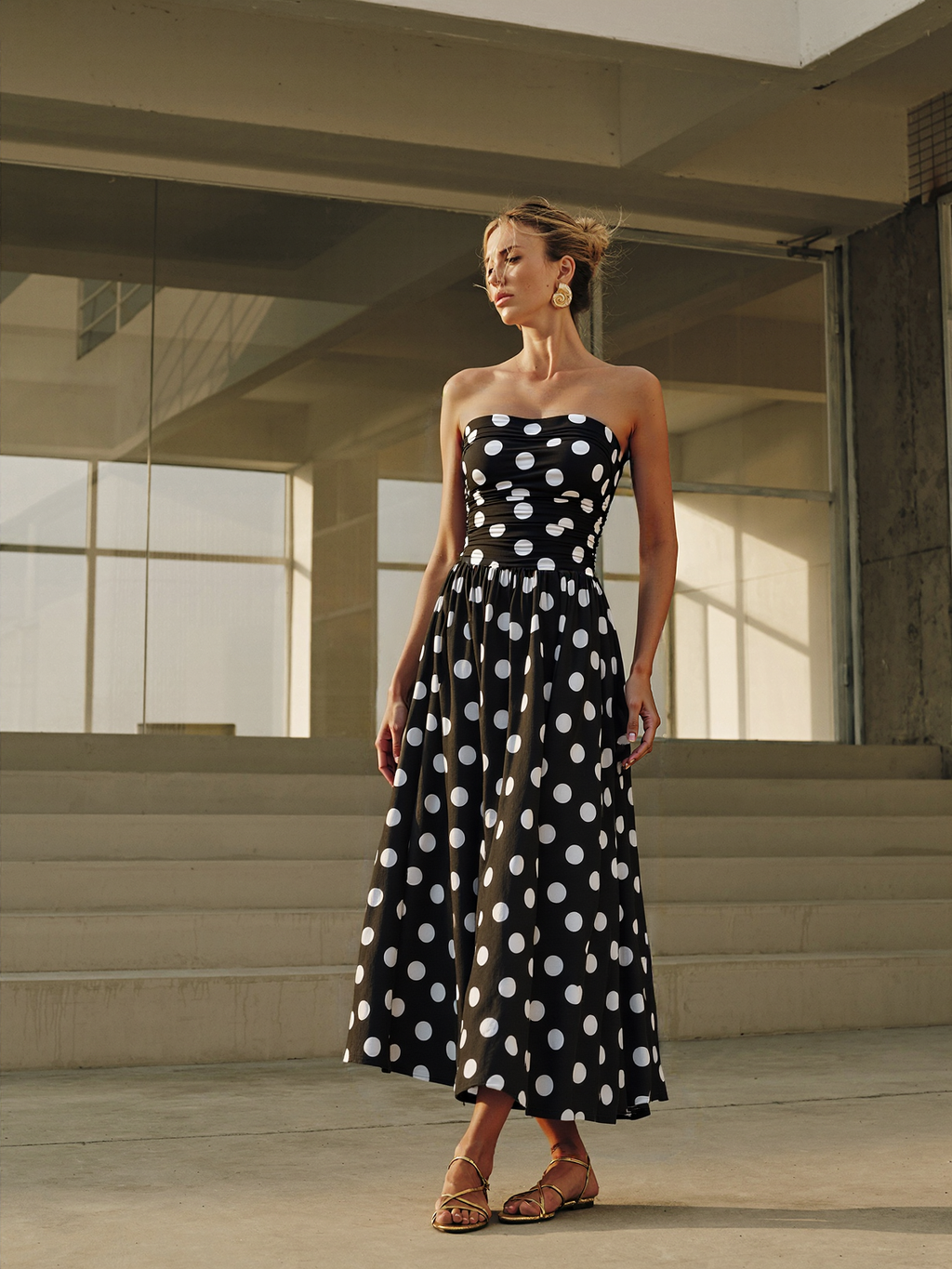 Trägerloses Polka-Dot Maxikleid mit Raffungen