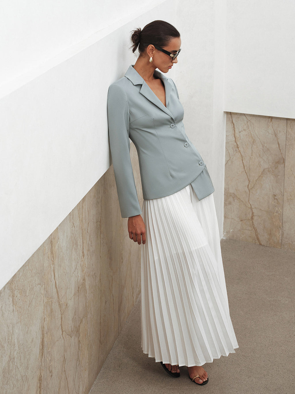 Blazer ajusté asymétrique à boutons