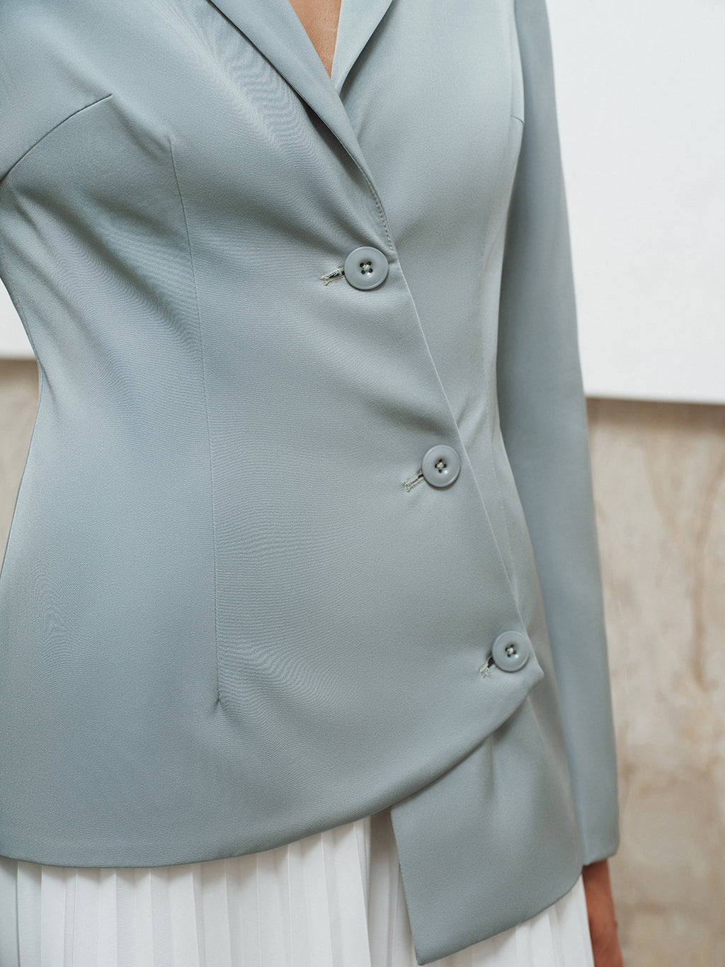 Blazer ajusté asymétrique à boutons