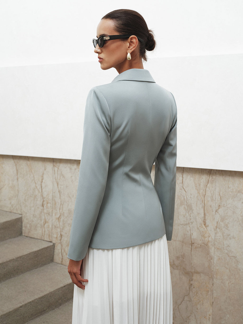 Blazer ajusté asymétrique à boutons