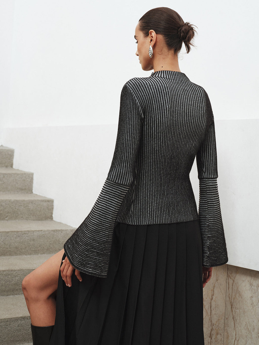Gestrickter Pullover mit ausgestellten Ärmeln und Streifenmuster