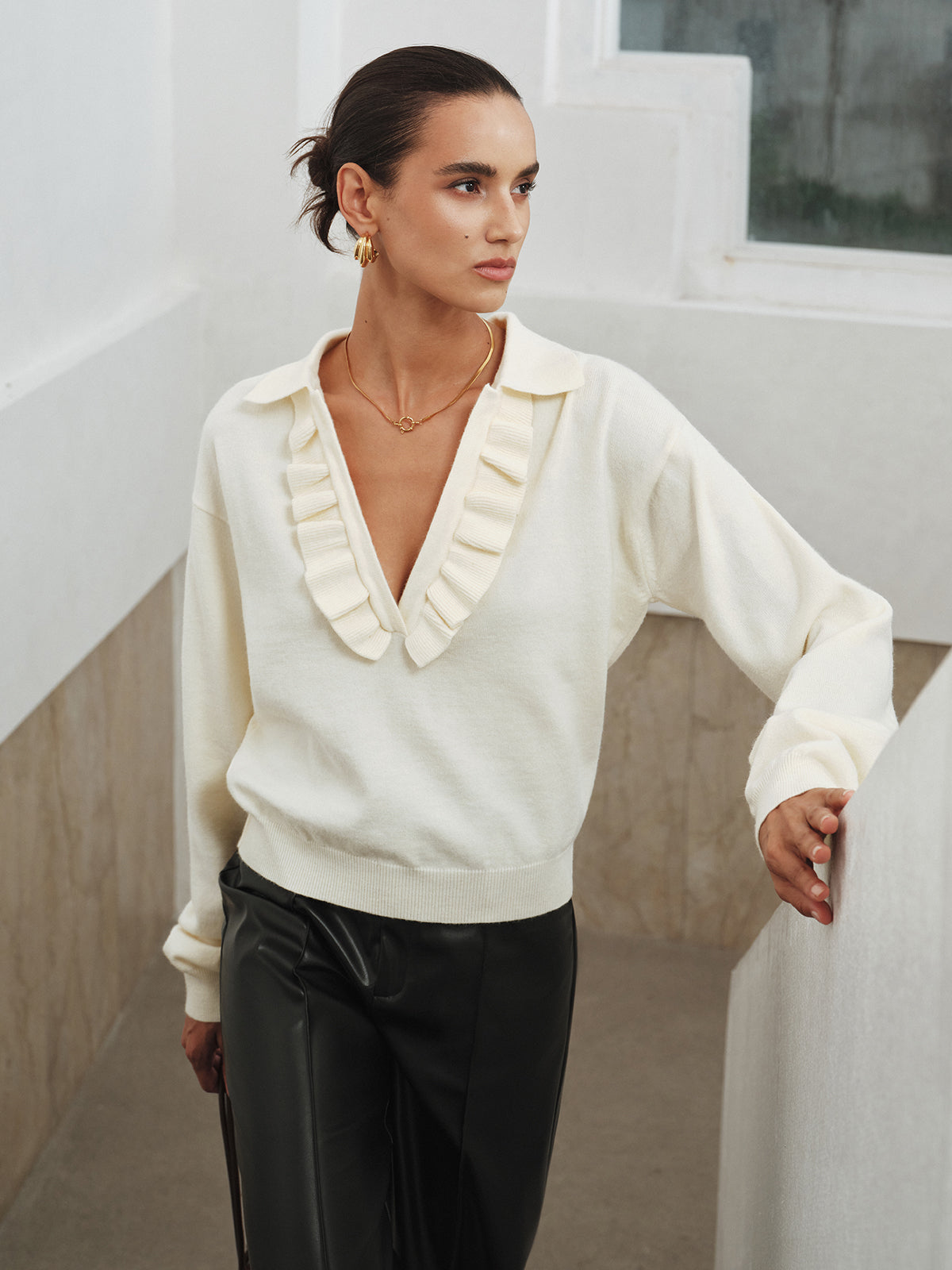 Gerüschtes Stricktop mit V-Ausschnitt und Kragen