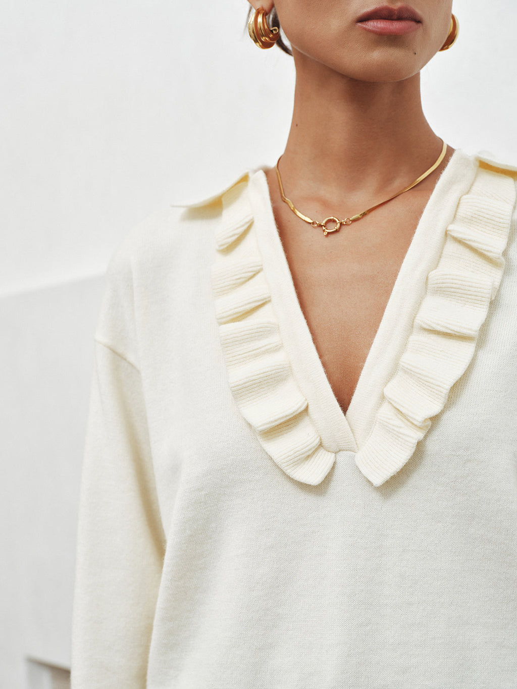 Gerüschtes Stricktop mit V-Ausschnitt und Kragen