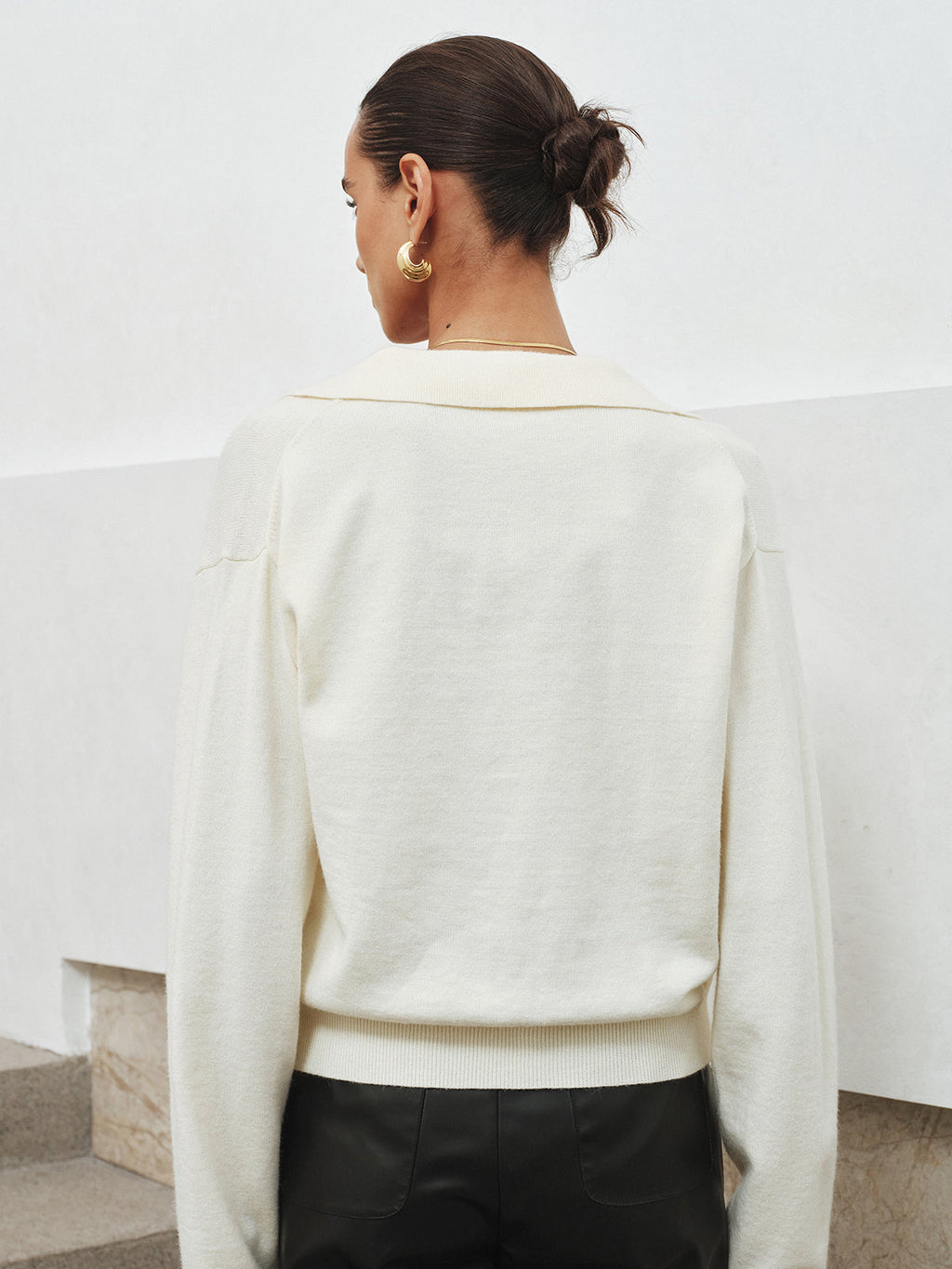Gerüschtes Stricktop mit V-Ausschnitt und Kragen