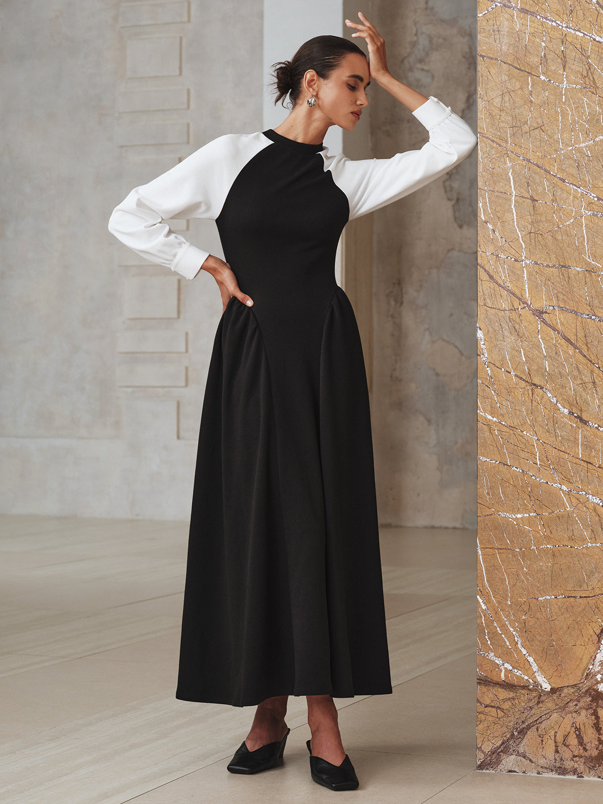 Plissiertes Midikleid mit Kontrastärmeln