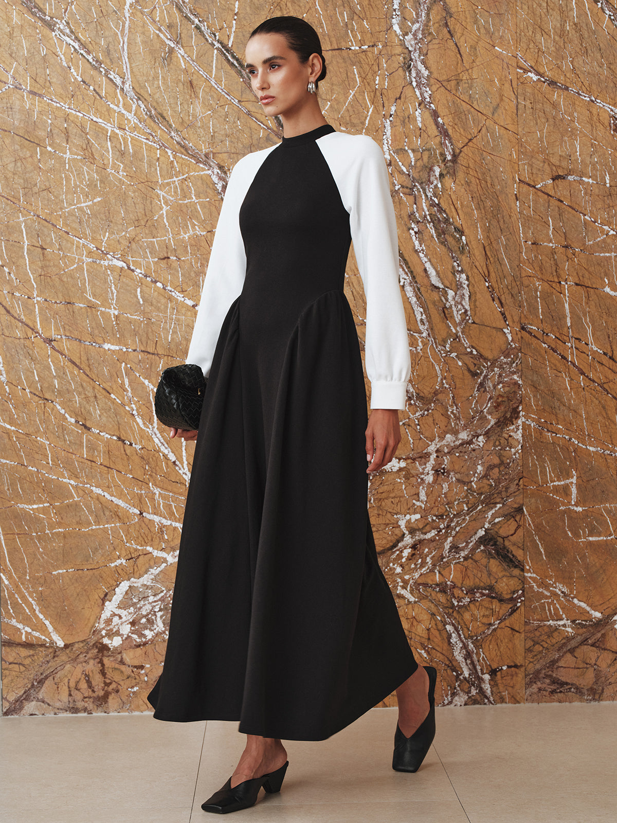 Plissiertes Midikleid mit Kontrastärmeln