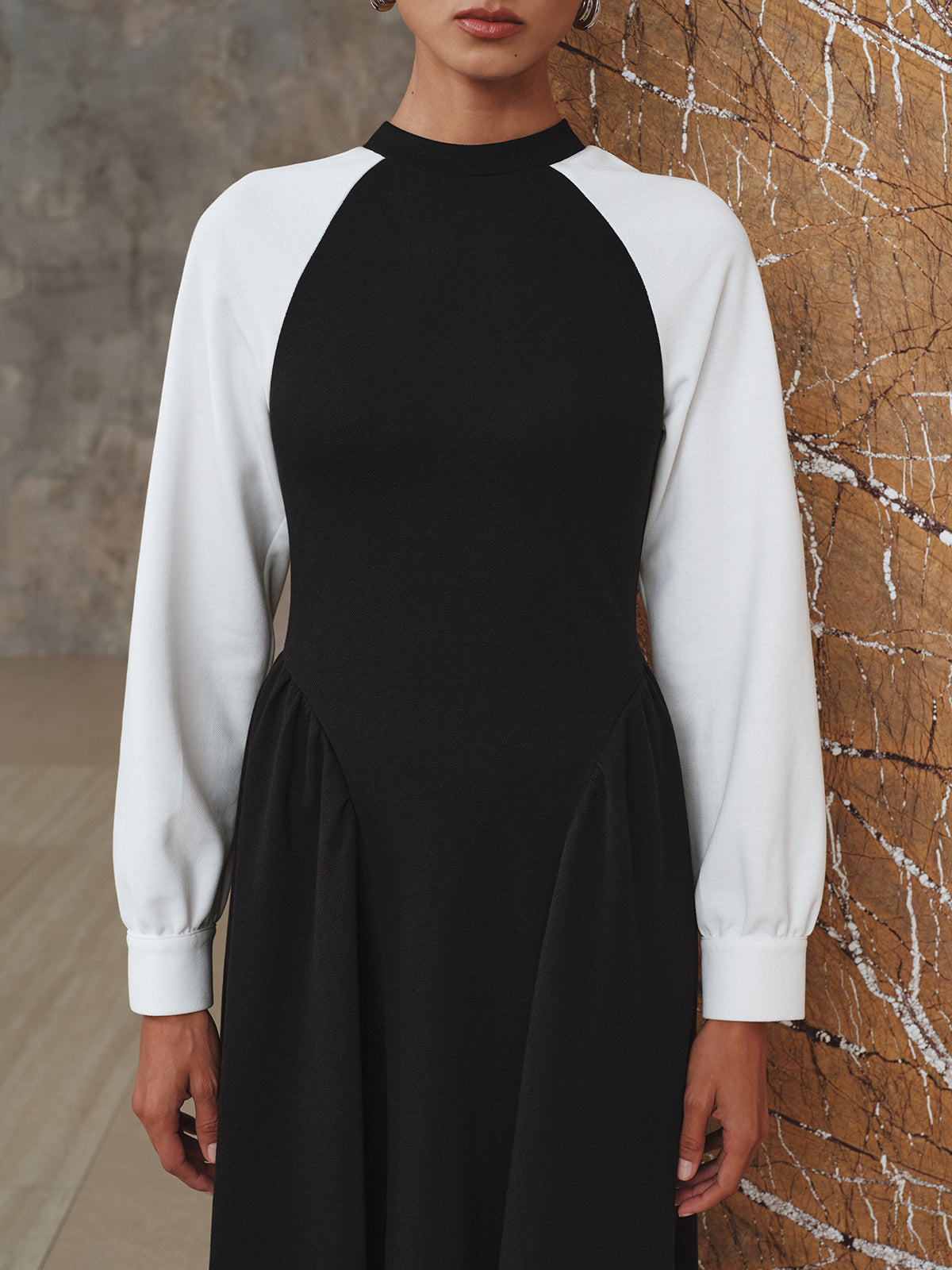 Plissiertes Midikleid mit Kontrastärmeln