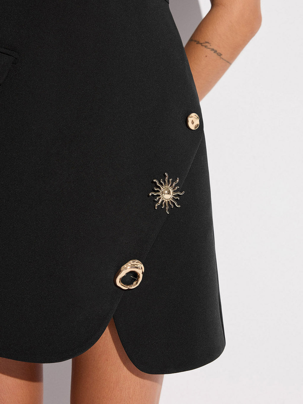 Ärmelloses, tailliertes Minikleid mit asymmetrischem Metalldetail