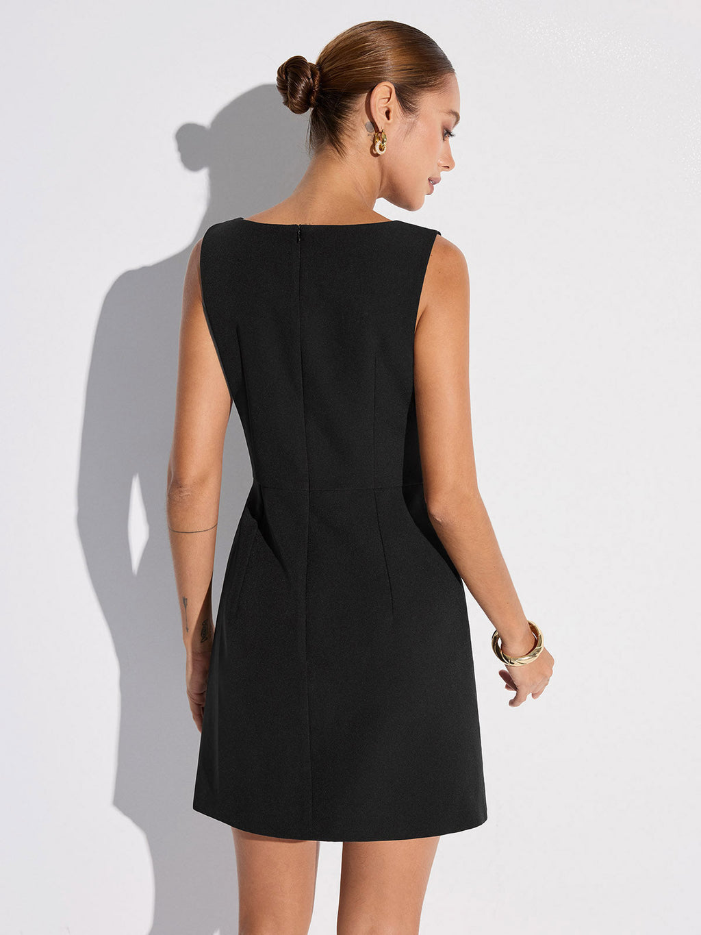 Ärmelloses, tailliertes Minikleid mit asymmetrischem Metalldetail