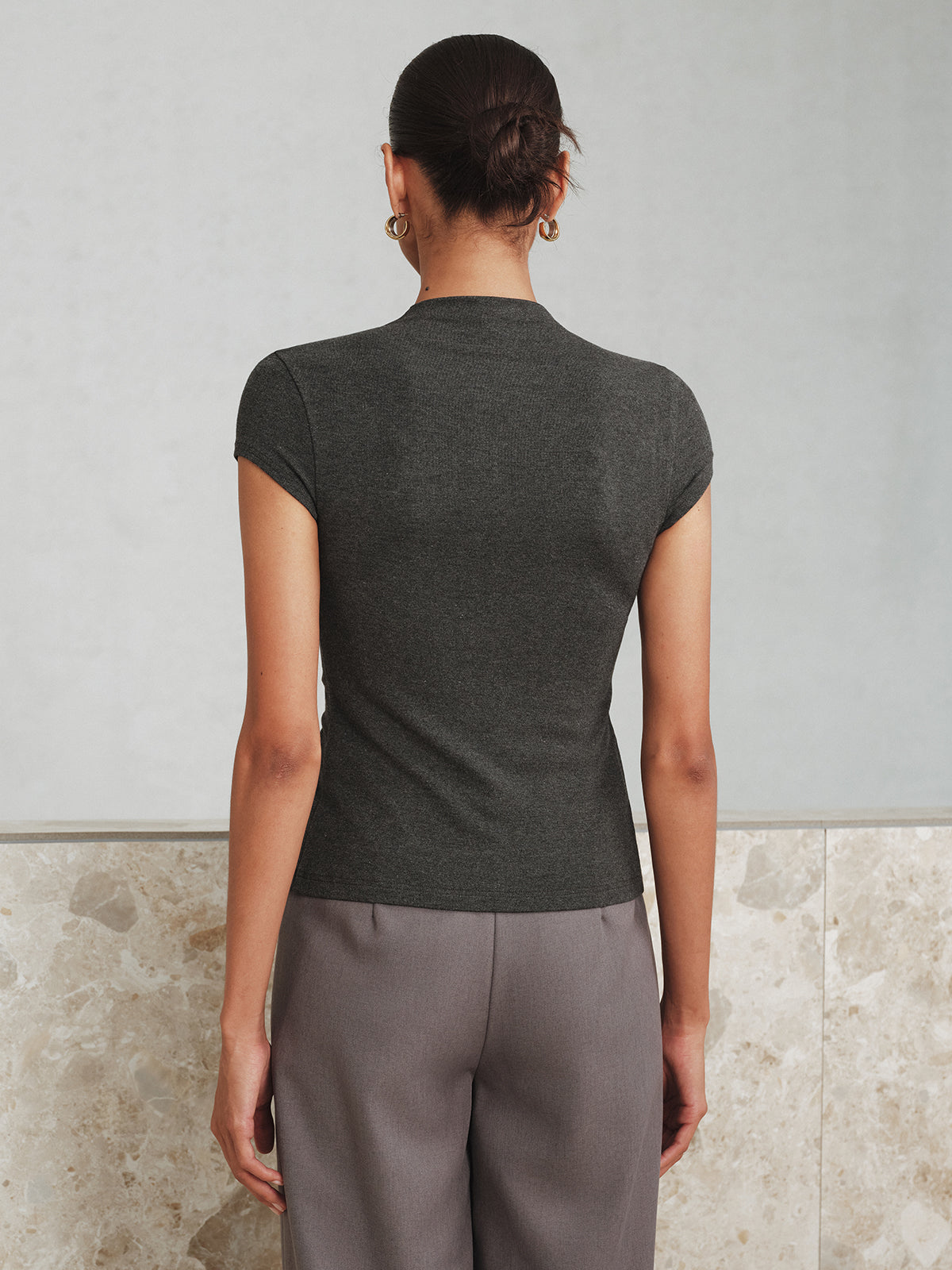 T-Shirt mit Mock-Neck, Kappenärmeln und Knopfleiste