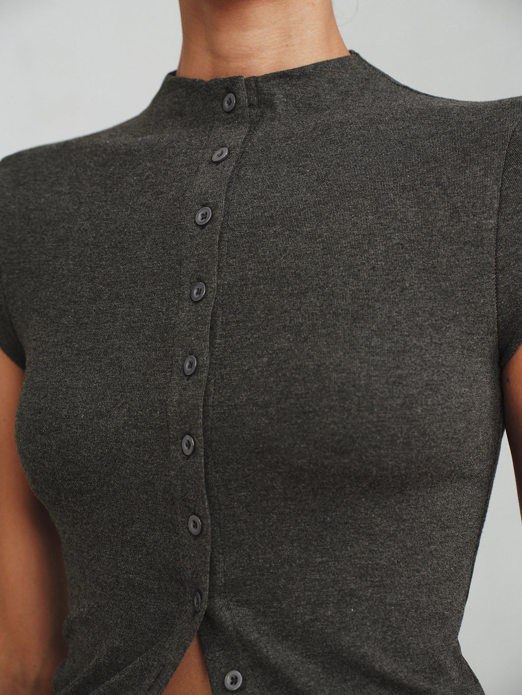 T-Shirt mit Mock-Neck, Kappenärmeln und Knopfleiste