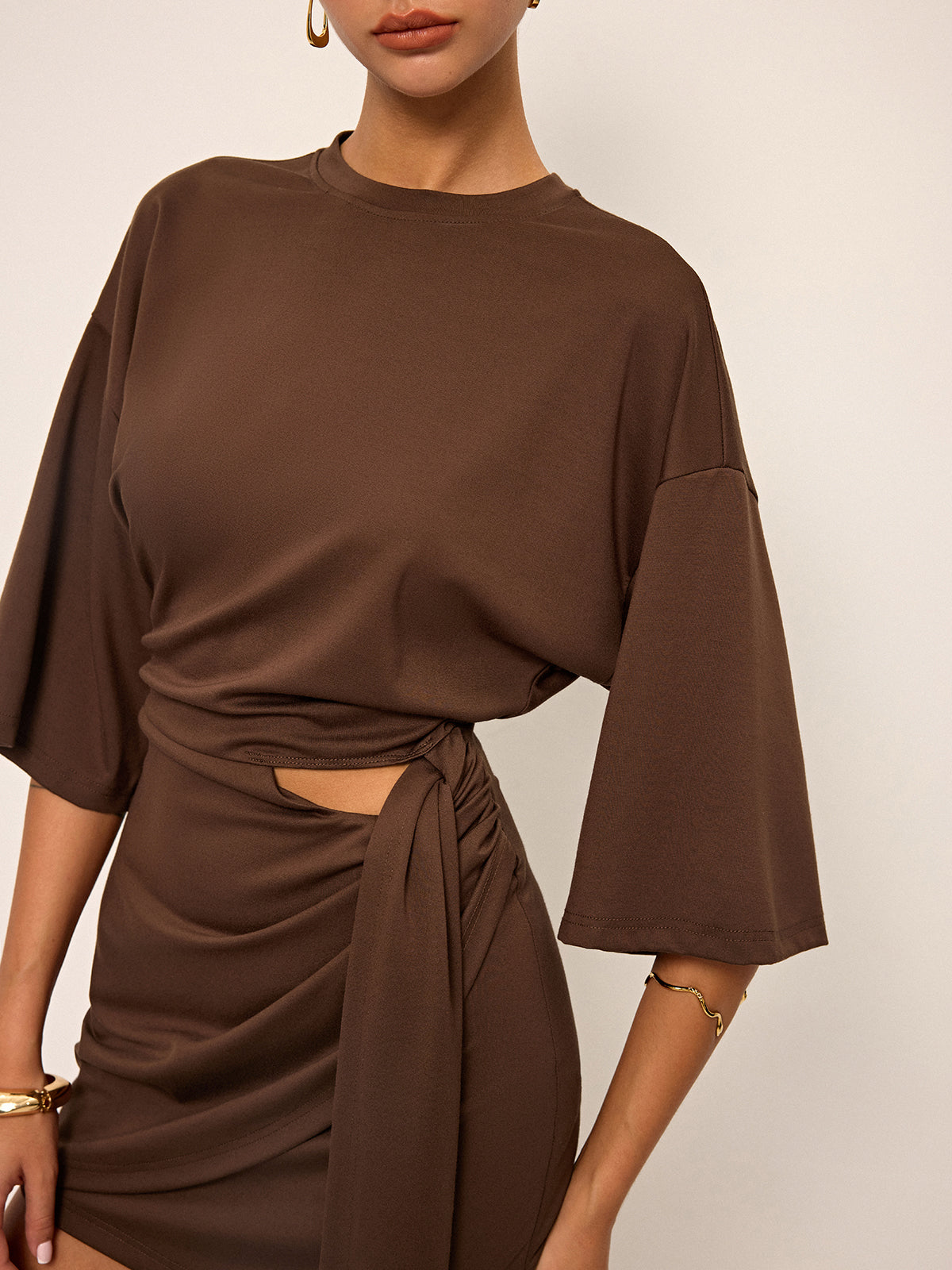 Robe courte à manches courtes et découpes 