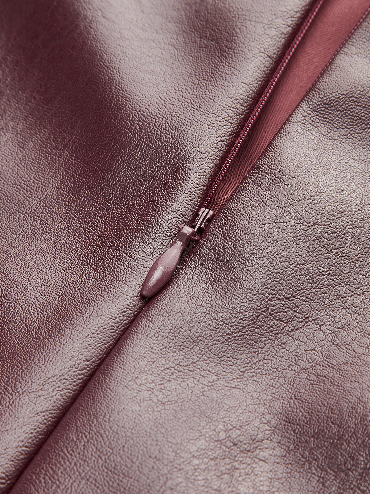 Schmaler Minirock aus Kunstleder 