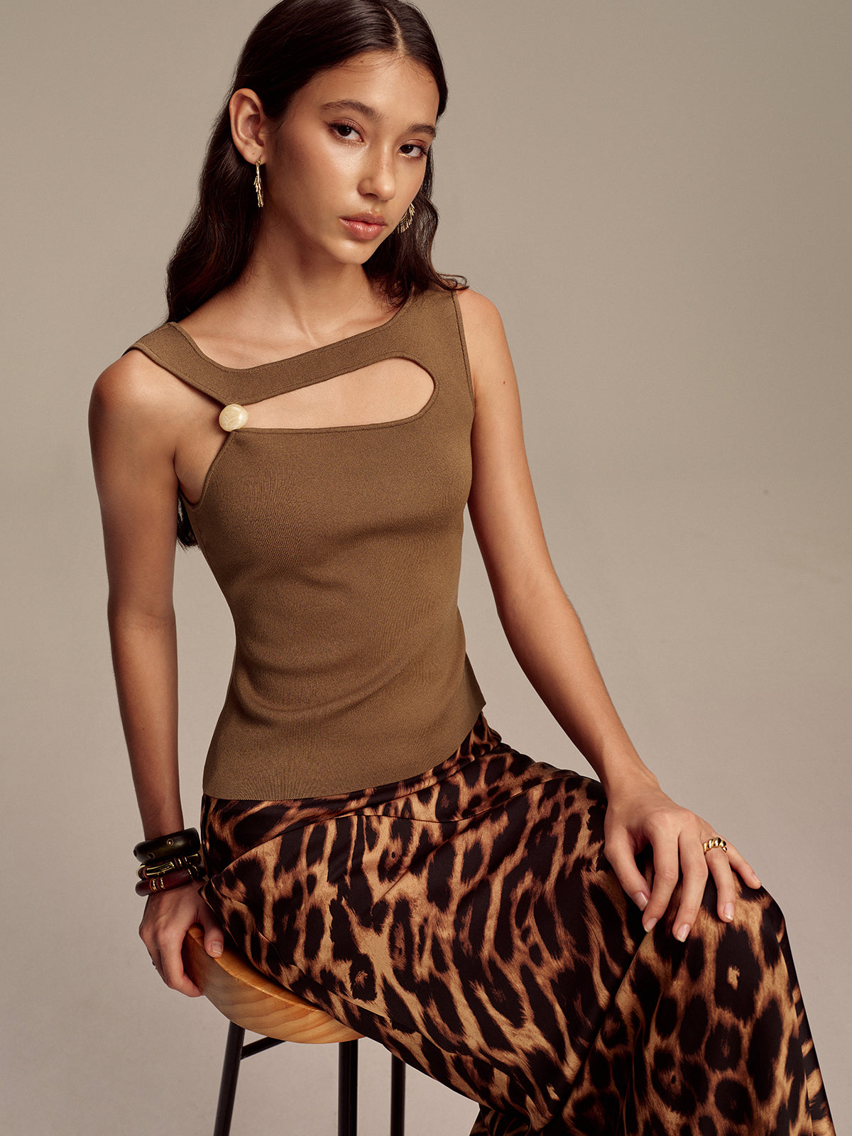 Asymmetrische Cut-Out-Perlenpullunder