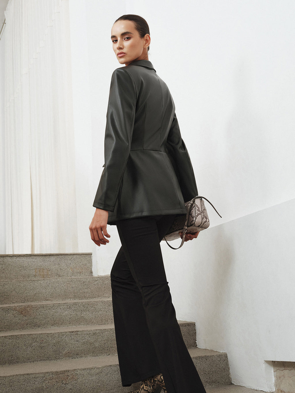 Schmal geschnittene Reversjacke aus PU-Leder