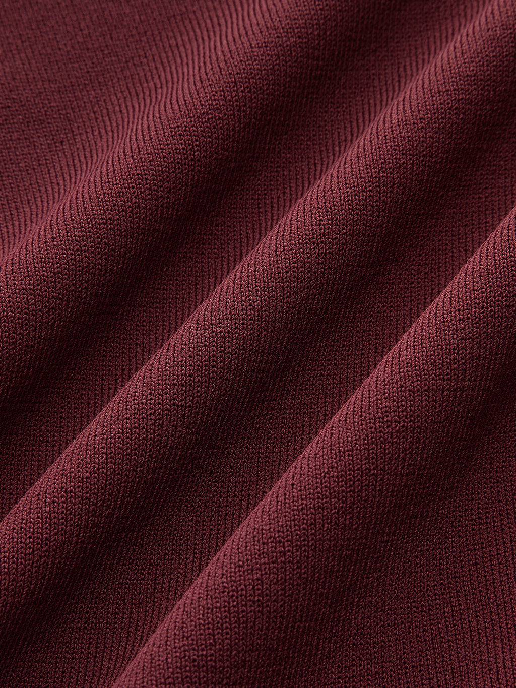 Ärmelloses Mock-Neck-Top und Plissierter Midirock