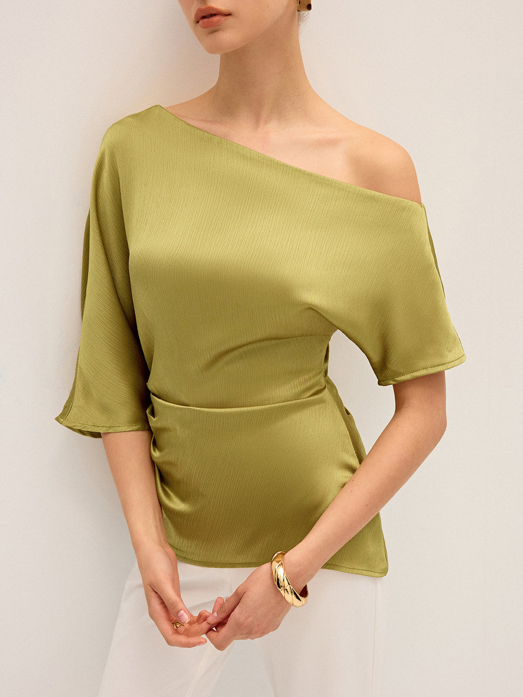 Haut drapé asymétrique en satin