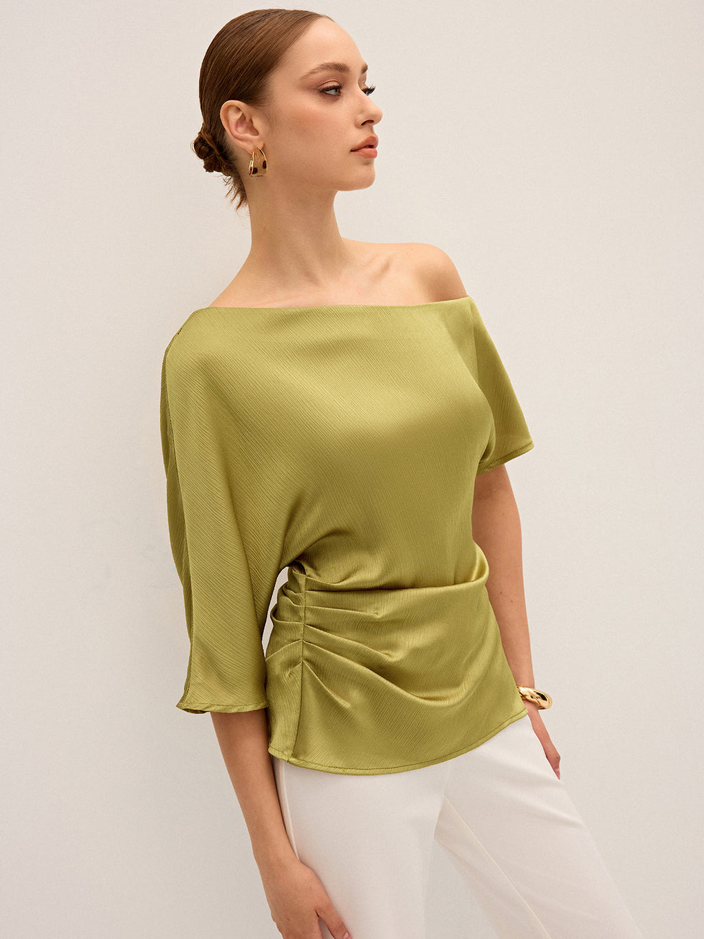 Haut drapé asymétrique en satin